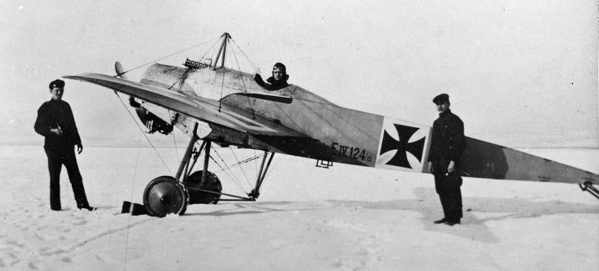 Один из первых немецких летчиков-истребителей Курт Вингтенс в кабине самолета Фоккер Е IV